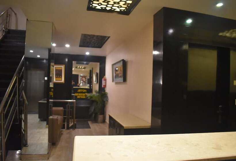 فندق Lavish Inn