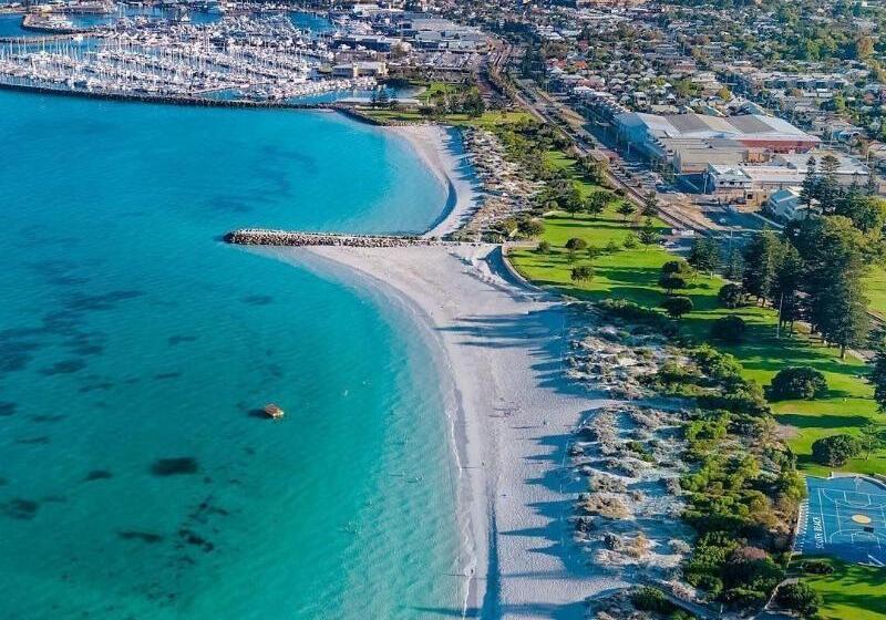 Warders Hotel Fremantle Markets