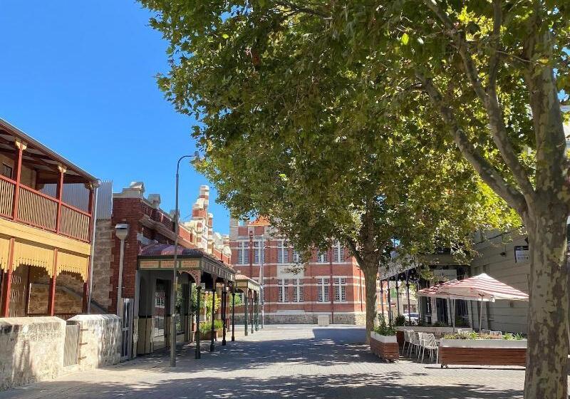 Warders Hotel Fremantle Markets