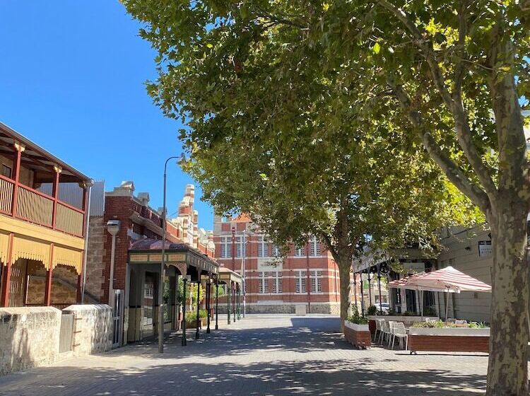 Warders Hotel Fremantle Markets
