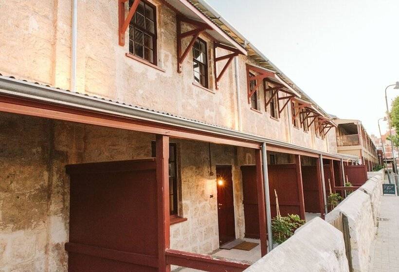 Warders Hotel Fremantle Markets
