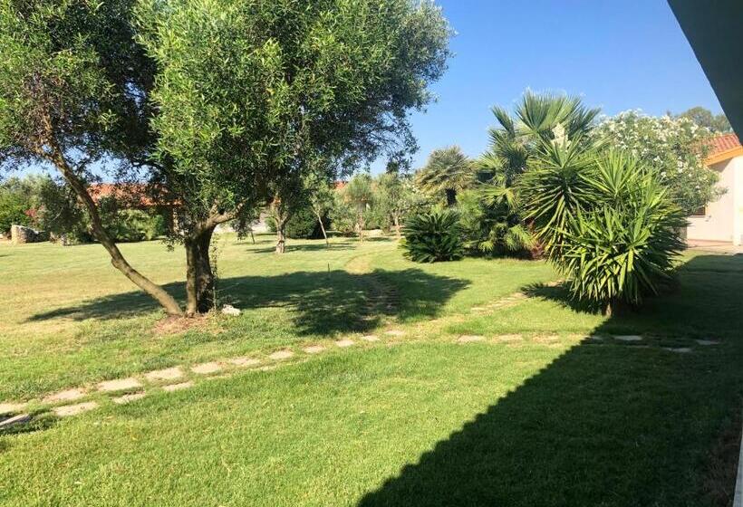 Отель Agriturismo Is Cortillaris