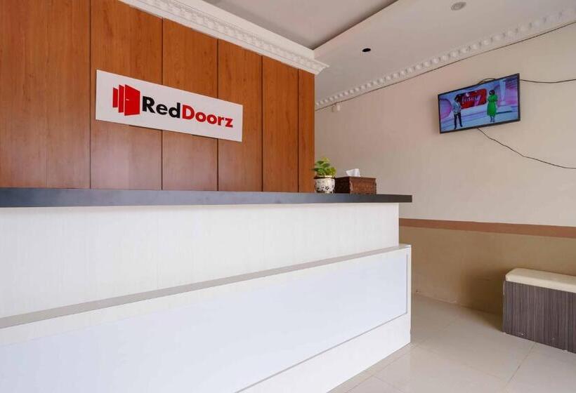 ホテル Reddoorz Near Plaza Botania 1 Batam
