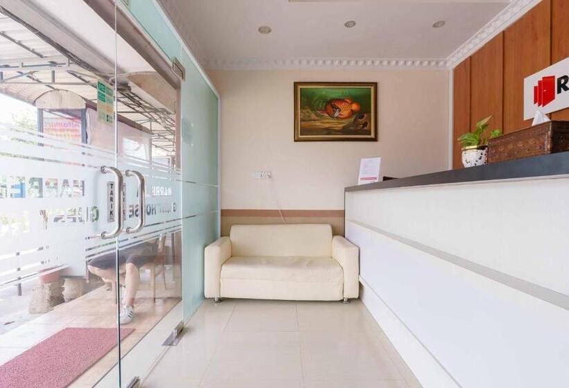 ホテル Reddoorz Near Plaza Botania 1 Batam