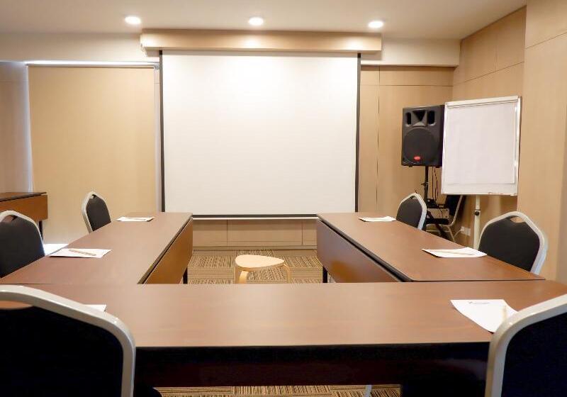 호텔 Swissbelexpress Cilegon