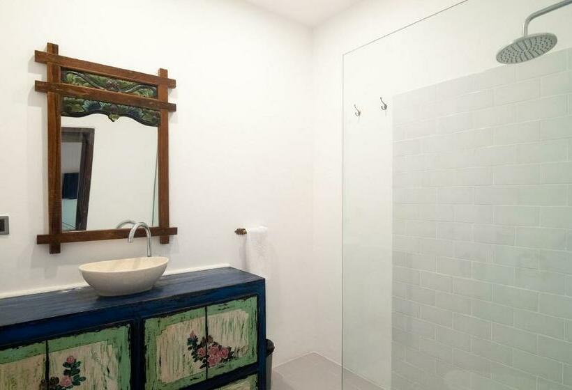 בית מלון כפרי The Lodge Canggu