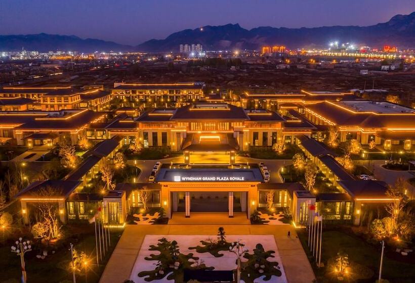 Отель Wyndham Grand Plaza Royale Zhaotong