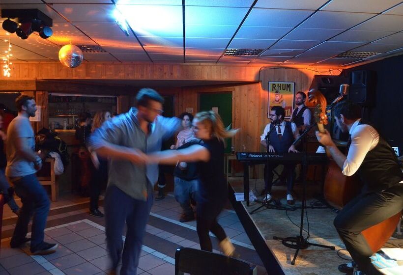 Общежитие Auberge De Jeunesse Hi Chamonix