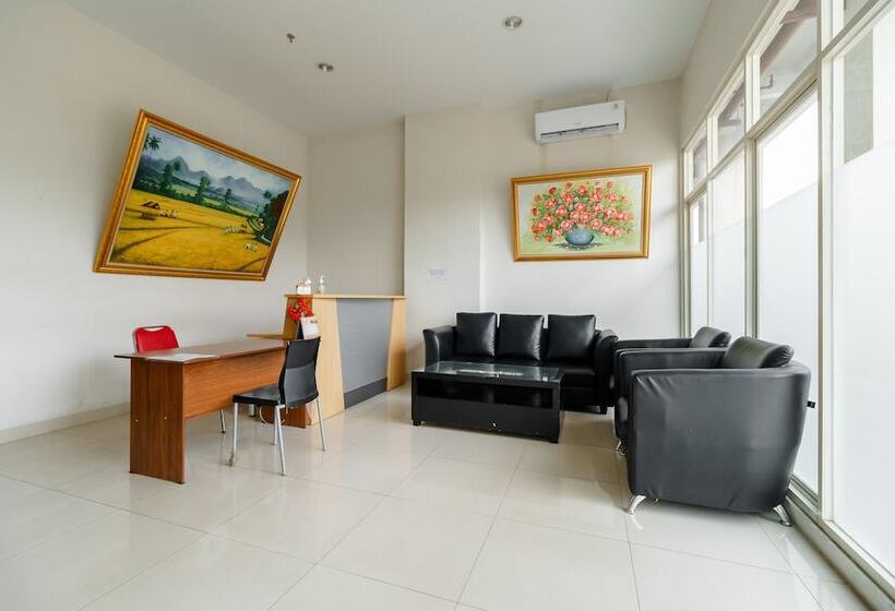 Hotel Reddoorz Apartemen @ Green Lake View Cimanggis