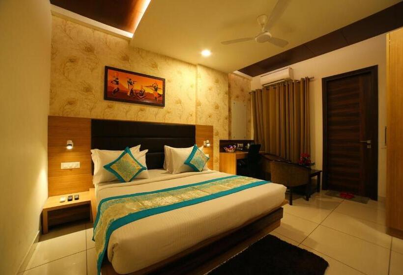 Отель Grand Regency   Delhi Airport