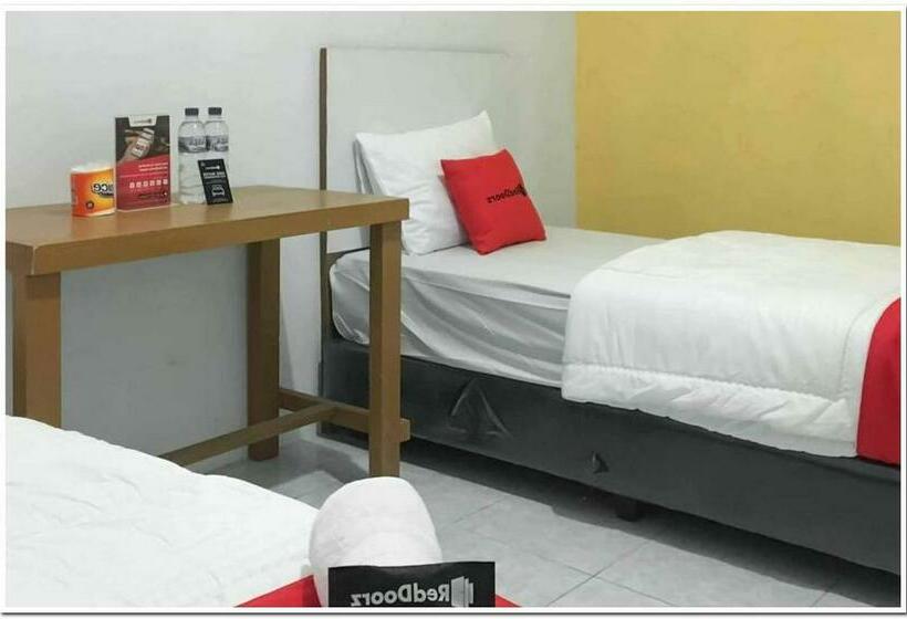 Отель Reddoorz @ Simpang Pos Medan