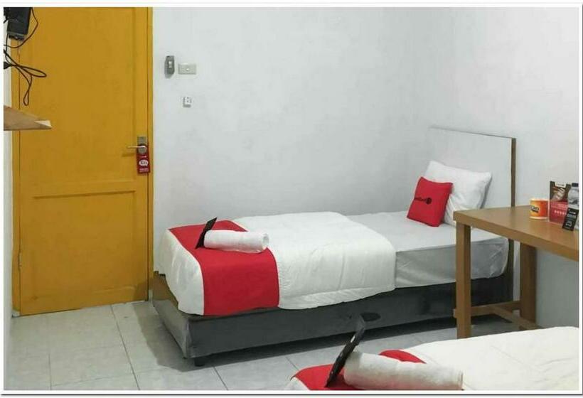 Отель Reddoorz @ Simpang Pos Medan