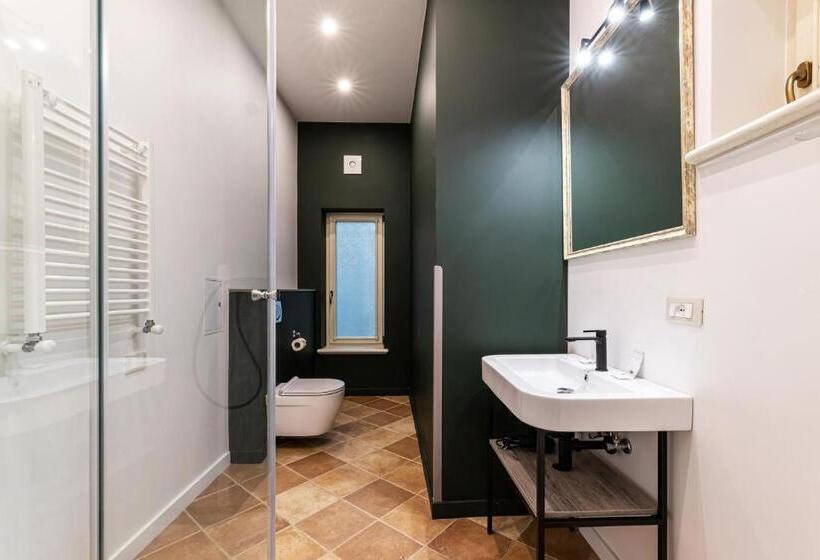 Oysters & Bubbles Gastro Hotel. Rynok Square