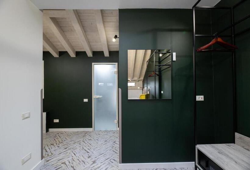 Oysters & Bubbles Gastro Hotel. Rynok Square