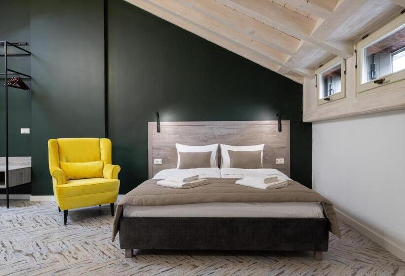 Oysters & Bubbles Gastro Hotel. Rynok Square