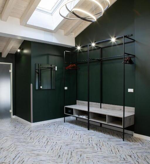 Oysters & Bubbles Gastro Hotel. Rynok Square