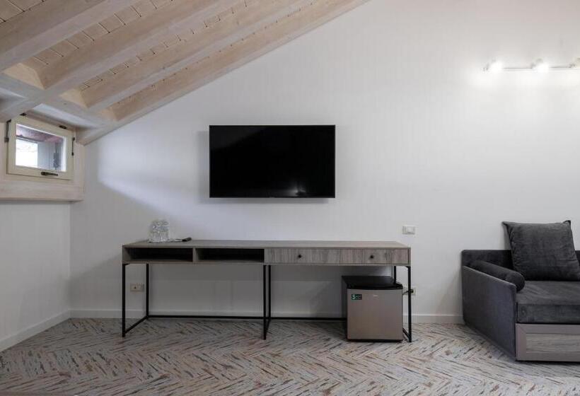 Oysters & Bubbles Gastro Hotel. Rynok Square