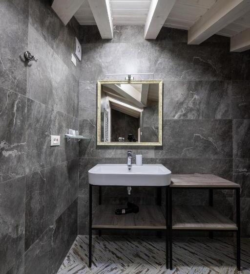 Oysters & Bubbles Gastro Hotel. Rynok Square