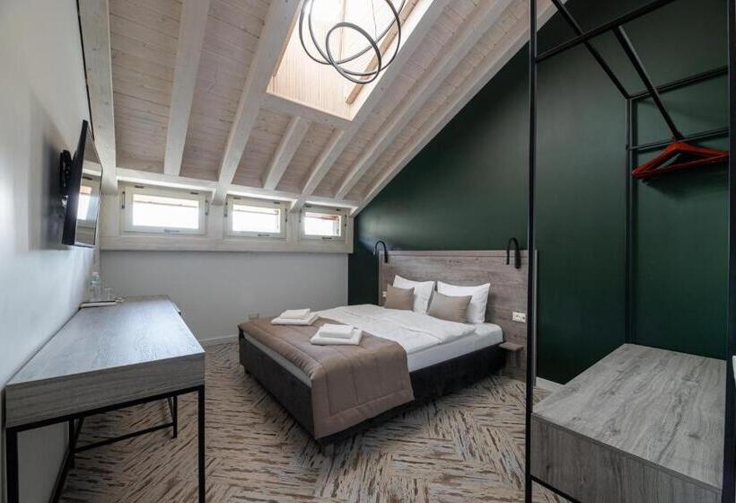 Oysters & Bubbles Gastro Hotel. Rynok Square