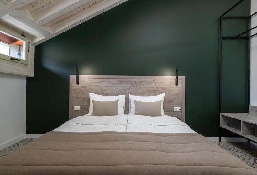 Oysters & Bubbles Gastro Hotel. Rynok Square