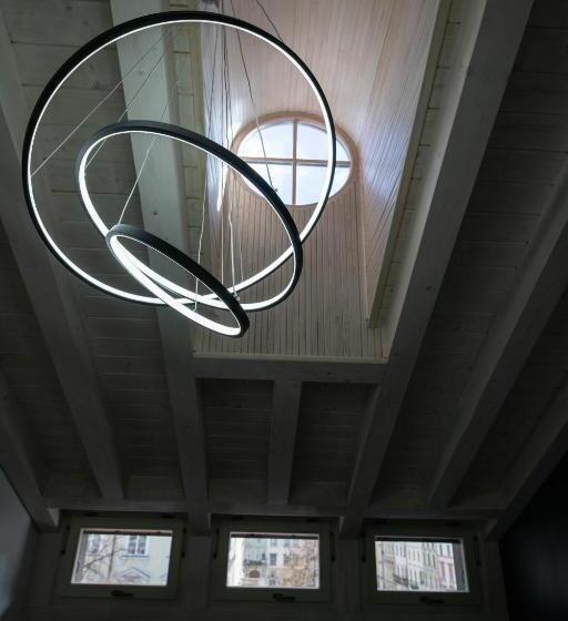 Oysters & Bubbles Gastro Hotel. Rynok Square