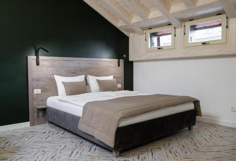 Oysters & Bubbles Gastro Hotel. Rynok Square