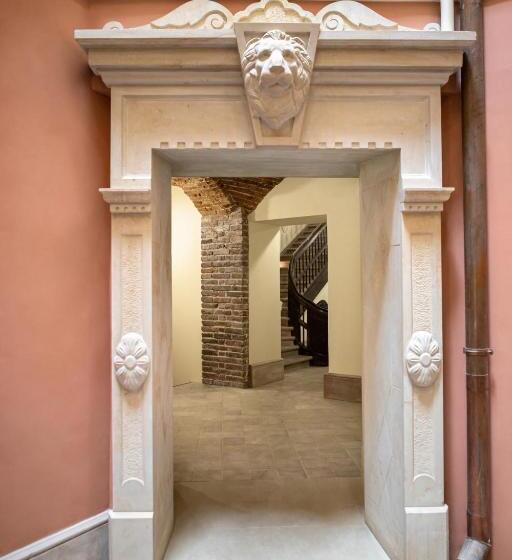 Oysters & Bubbles Gastro Hotel. Rynok Square