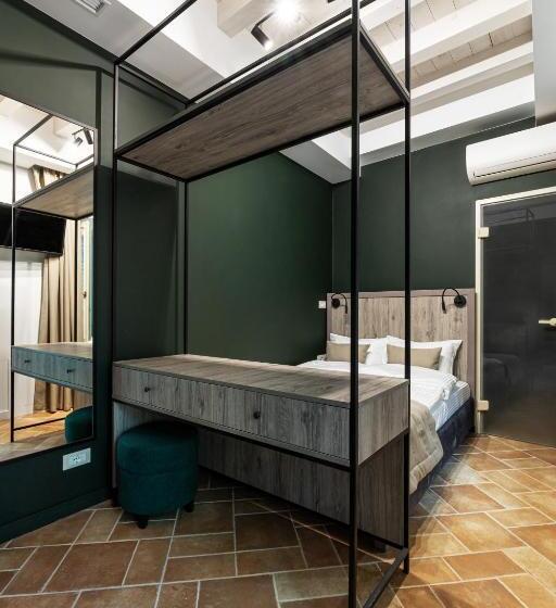 Oysters & Bubbles Gastro Hotel. Rynok Square