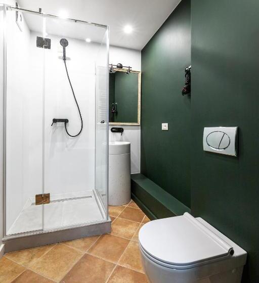 Oysters & Bubbles Gastro Hotel. Rynok Square