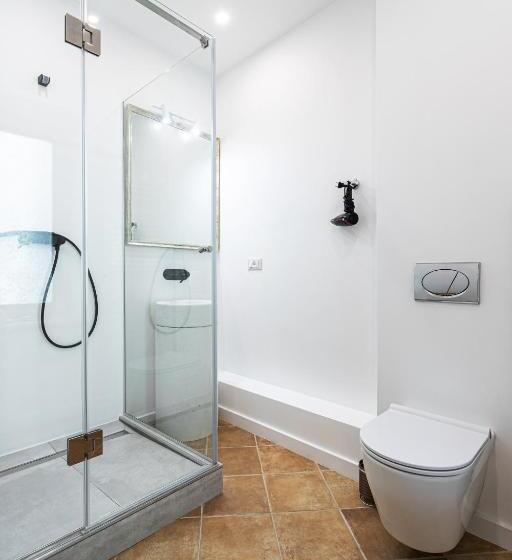 Oysters & Bubbles Gastro Hotel. Rynok Square