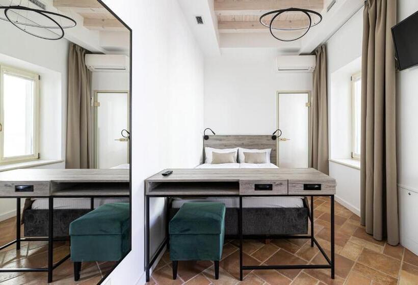 Oysters & Bubbles Gastro Hotel. Rynok Square