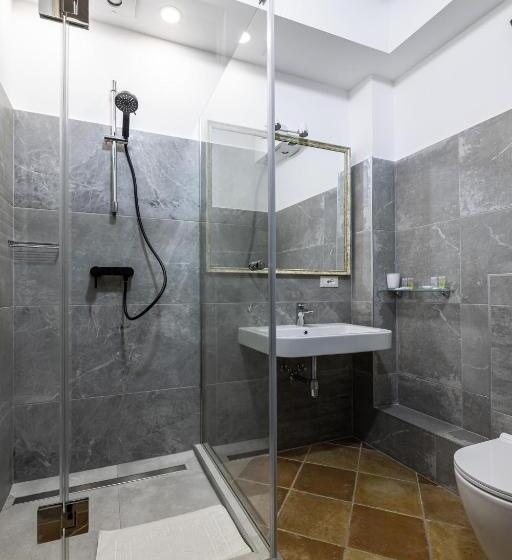 Oysters & Bubbles Gastro Hotel. Rynok Square