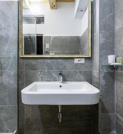 Oysters & Bubbles Gastro Hotel. Rynok Square