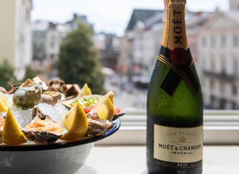 Oysters & Bubbles Gastro Hotel. Rynok Square