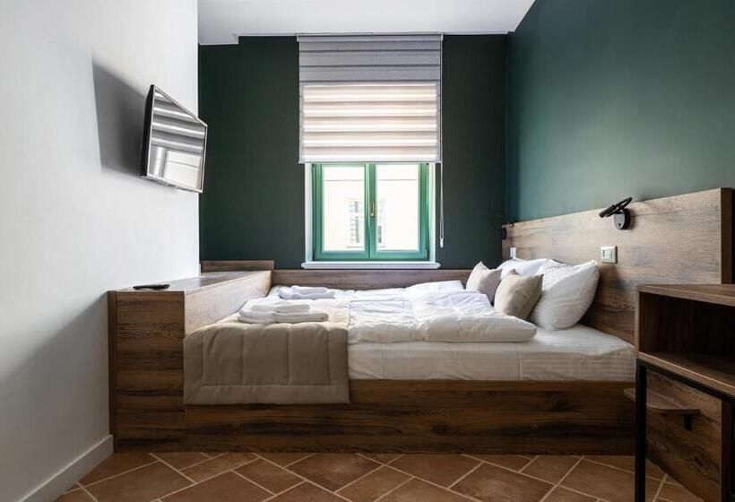 Oysters & Bubbles Gastro Hotel. Rynok Square