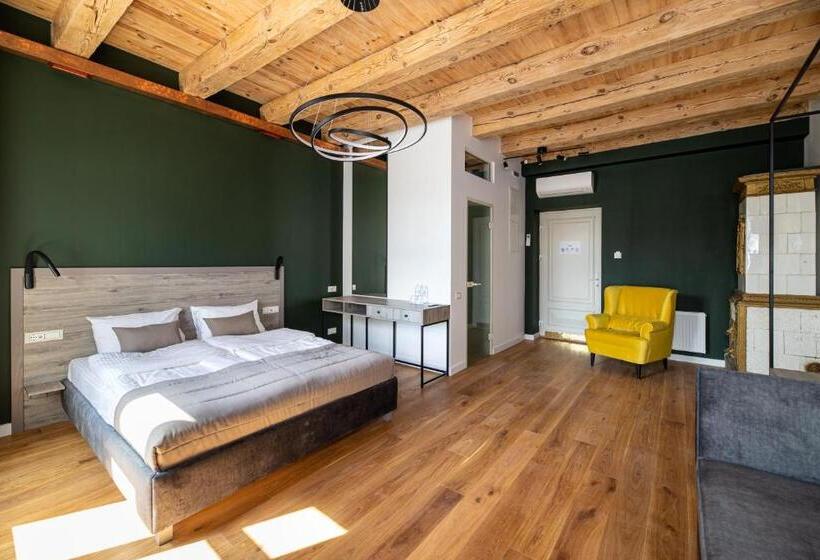 Oysters & Bubbles Gastro Hotel. Rynok Square