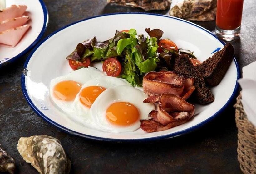 Oysters & Bubbles Gastro Hotel. Rynok Square