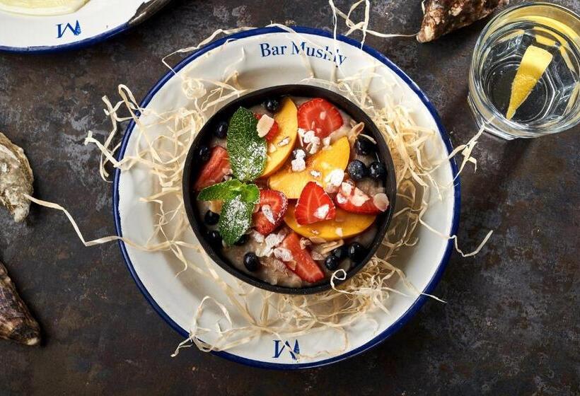 Oysters & Bubbles Gastro Hotel. Rynok Square