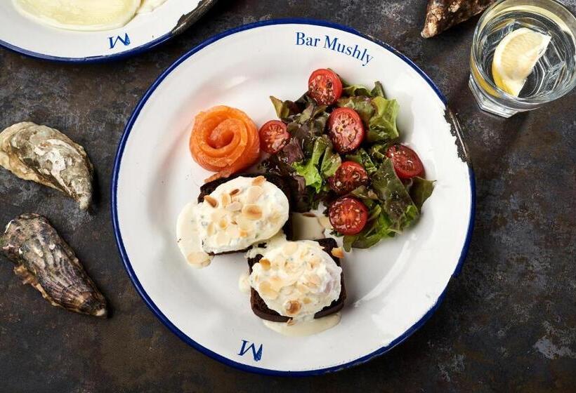 Oysters & Bubbles Gastro Hotel. Rynok Square