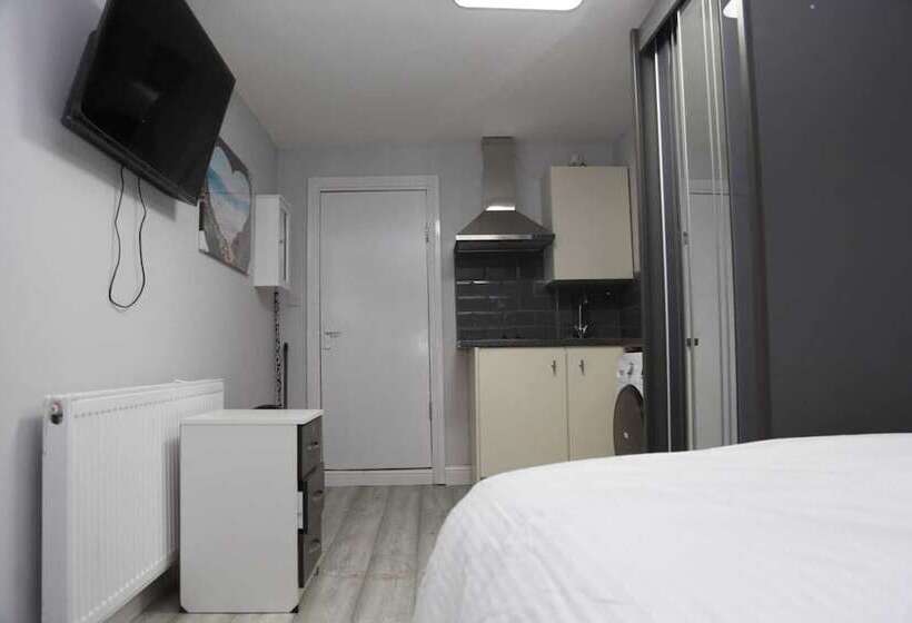 بنسيون Budget 4 Bed House In Woolwich