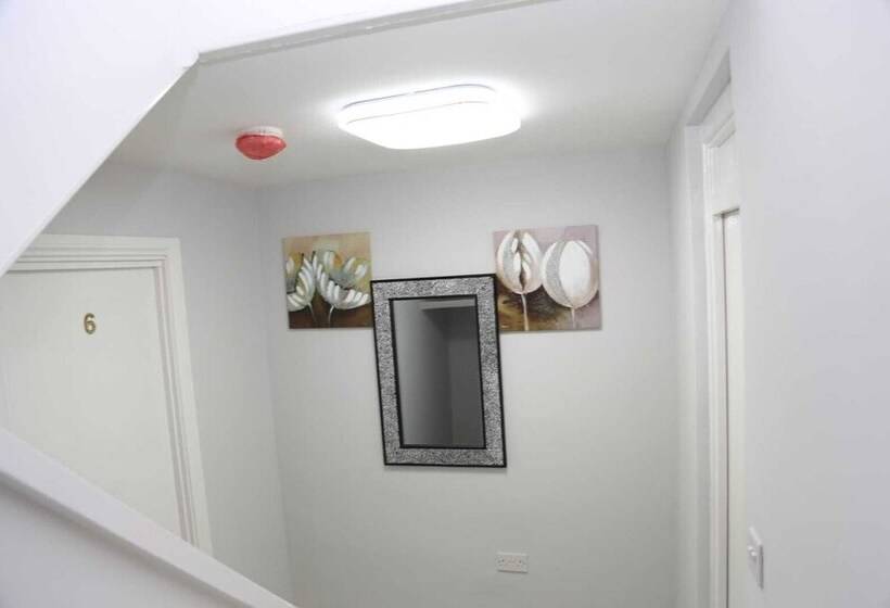 Пансион Budget 4 Bed House In Woolwich
