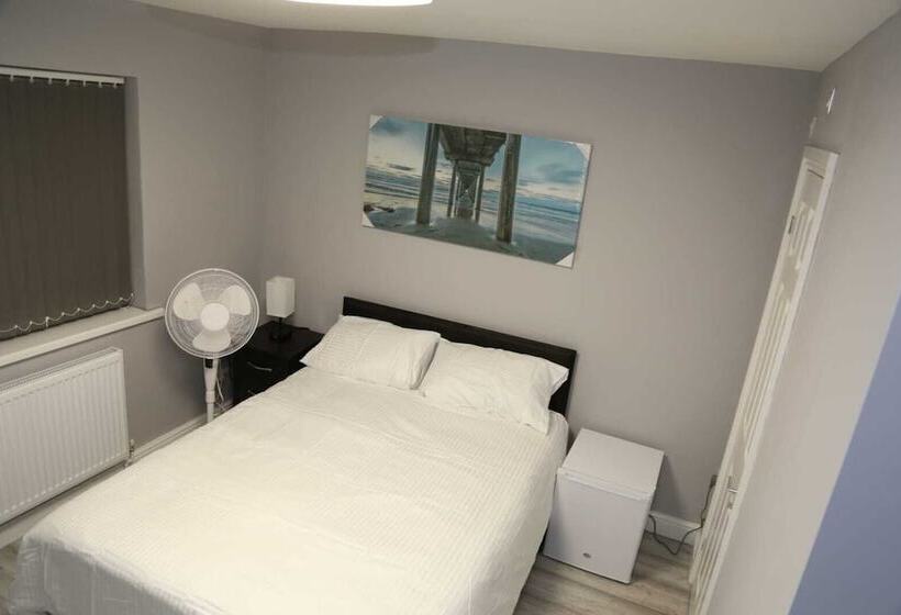 Пансион Budget 4 Bed House In Woolwich