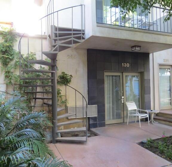 Отель 7 Springs Inn & Suites