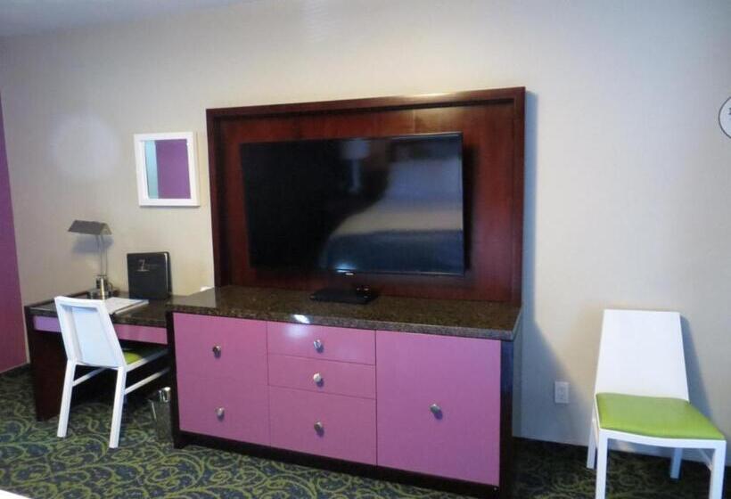 Отель 7 Springs Inn & Suites