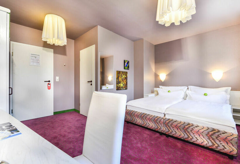 Airport Hotel By The New Yorker