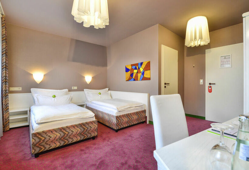 Airport Hotel By The New Yorker