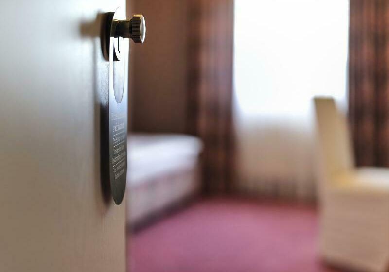 Airport Hotel By The New Yorker