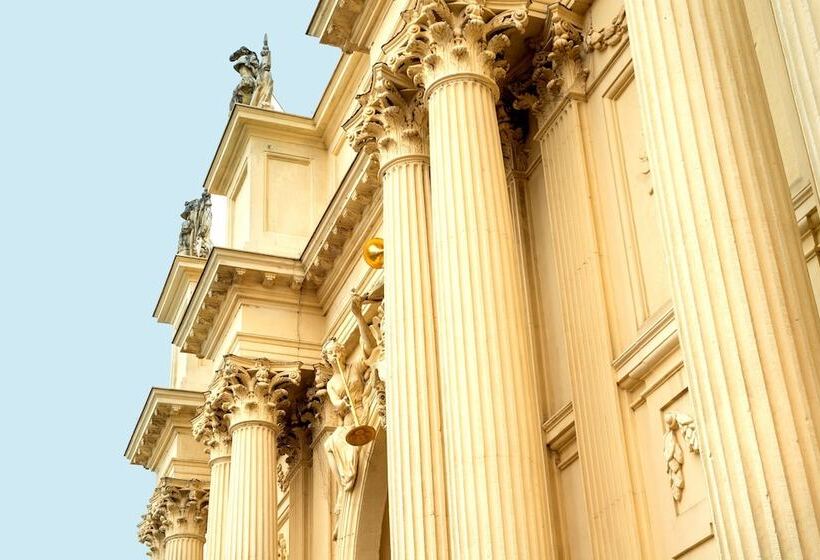 ホテル Am Luisenplatz