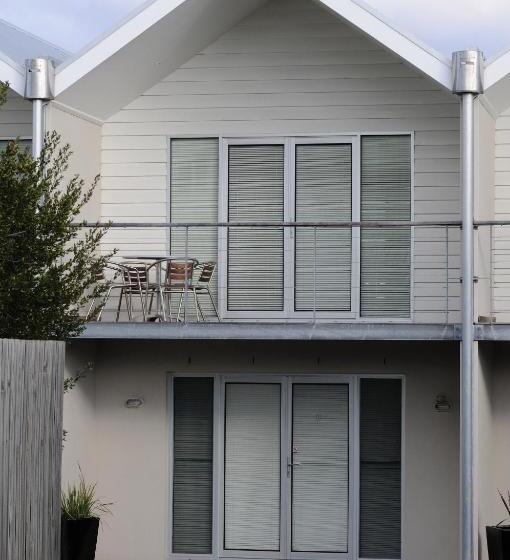 Ashmont Motel And Apartments