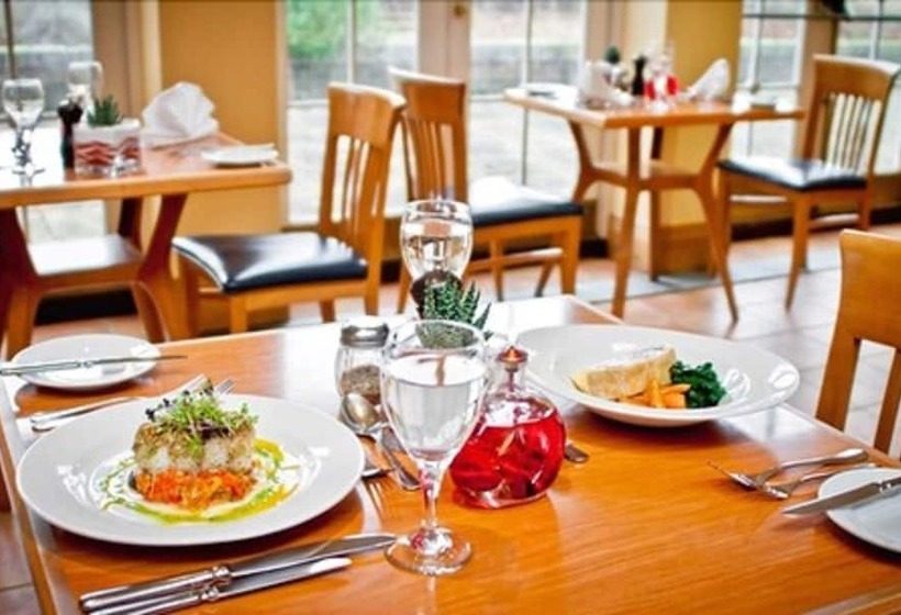 Отель Champneys Forest Mere